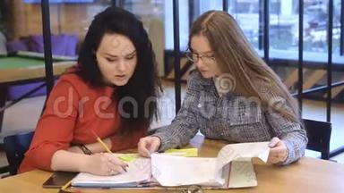 一个学生帮助另一个学生做作业，解释课程。 外语教师。 办公室工人讨论合同